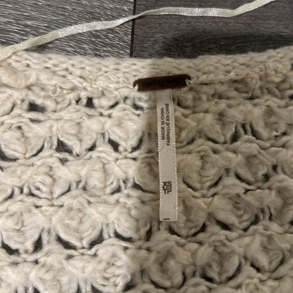 Free People cream over size chinky knit sweater. - Picture 4 of 9